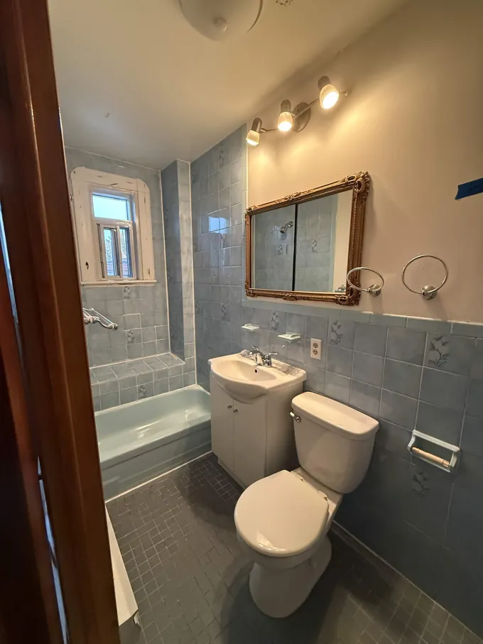 Salle de bain avec baignoire, lavabo et toilette