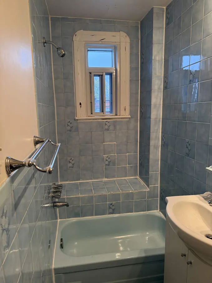 Vue de la baignoire et du mur carrelé
