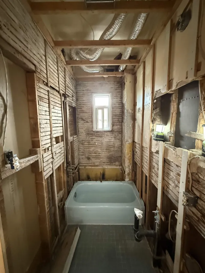 Ossature exposée autour de la baignoire