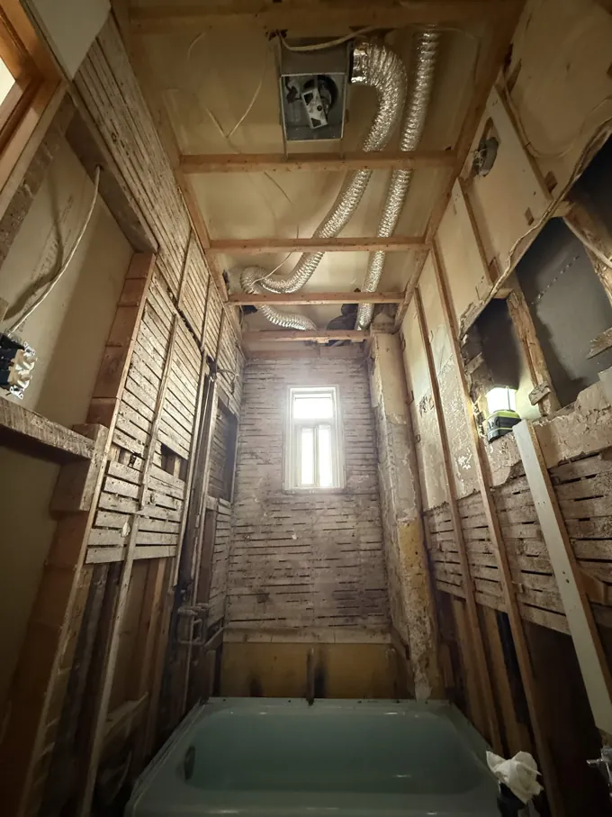 Murs et plafond ouverts dans la salle de bain