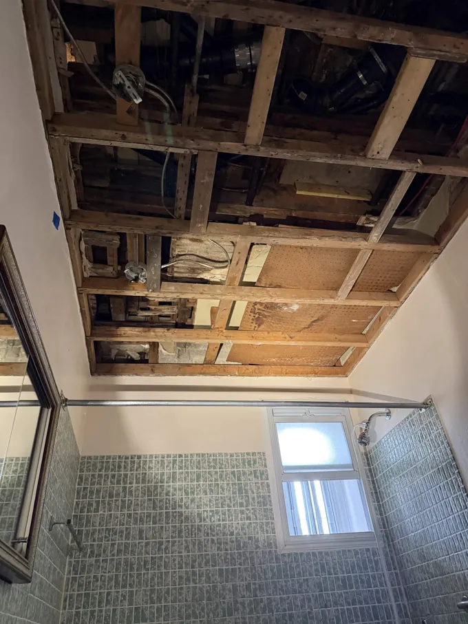 Ossature du plafond exposée près de la fenêtre